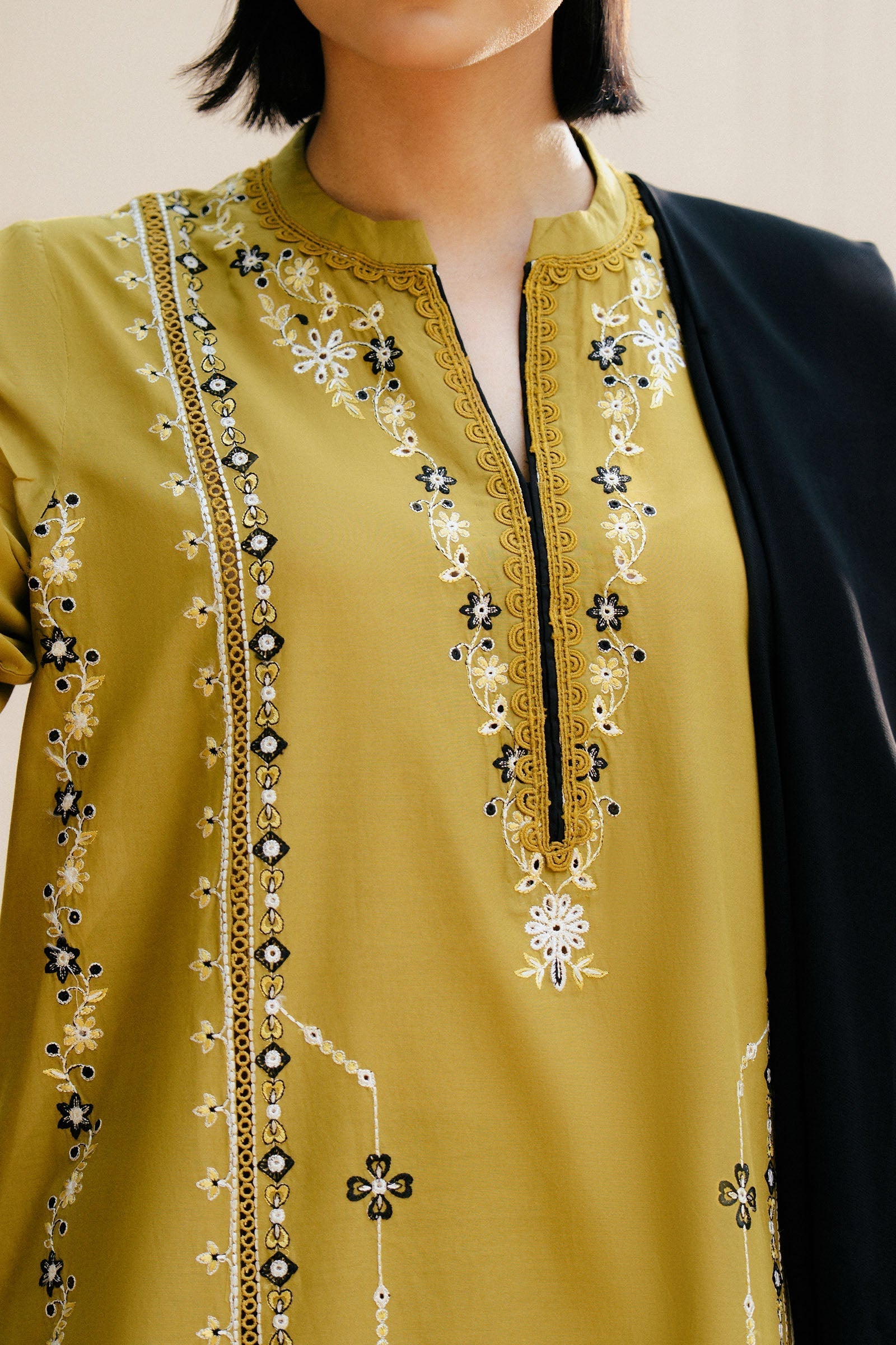 ZARA SHAHJAHAN-3PC DHANAK EMBROIDERED SHIRT WITH CHIFFON EMBROIDERED SHAWL & DHANAK TOUSER- 673